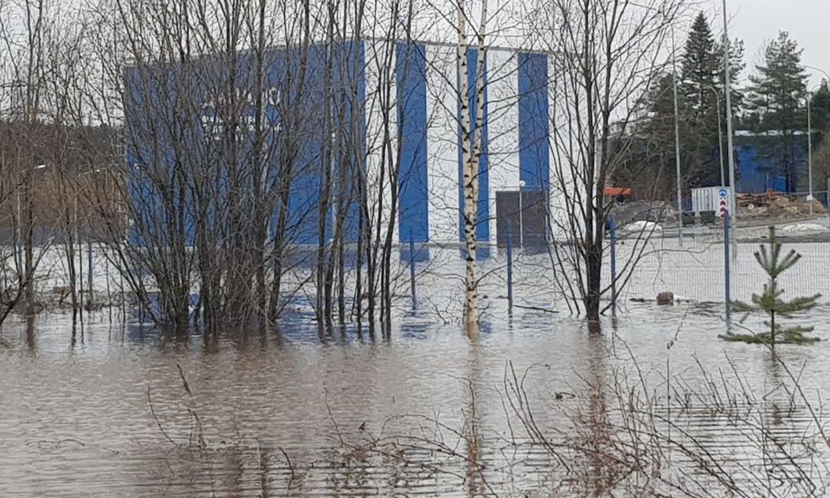 Появились страшные фото и видео, как затопило въезд в Петрозаводск