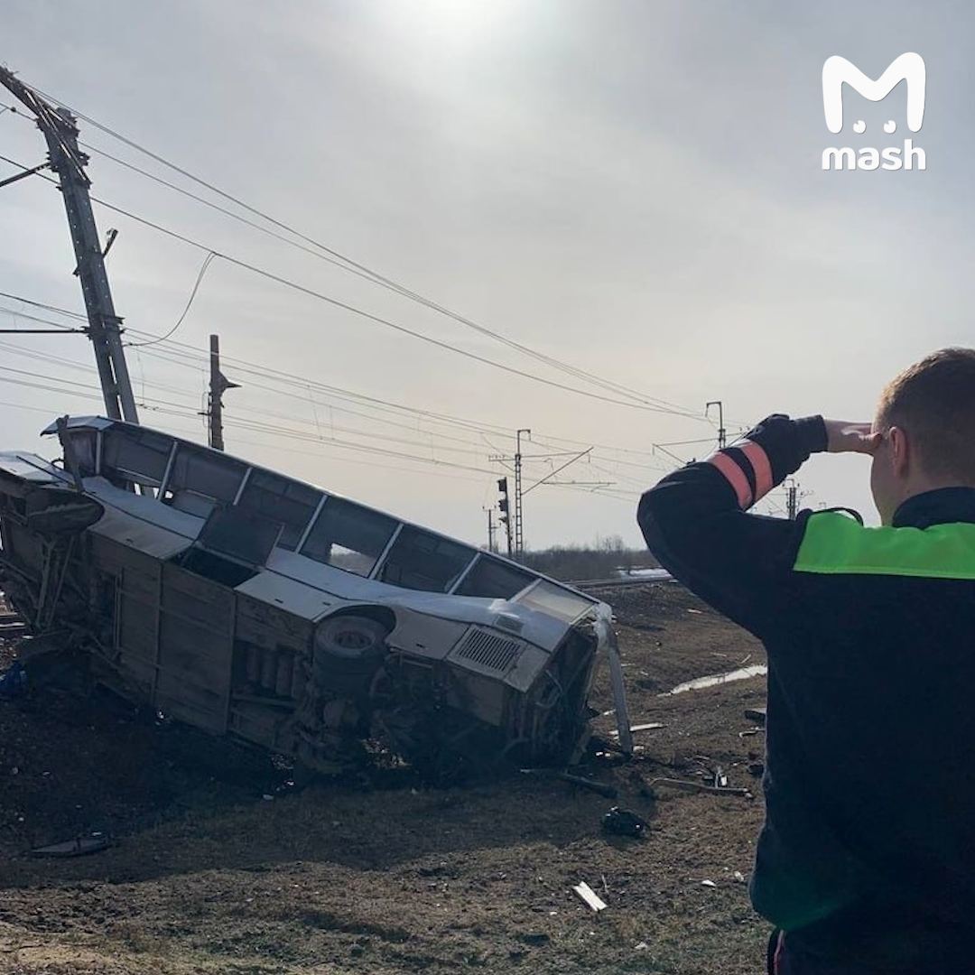 Поезд протаранил автобус с пассажирами: семь человек погибли