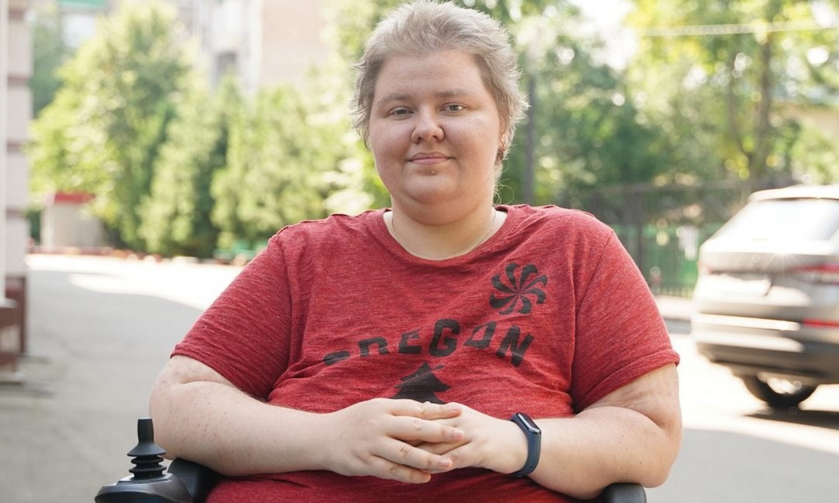 Альбина Ермакова из Карелии, страдающая редким генетическим заболеванием, хочет выиграть ступенькоход. Давайте ей поможем!