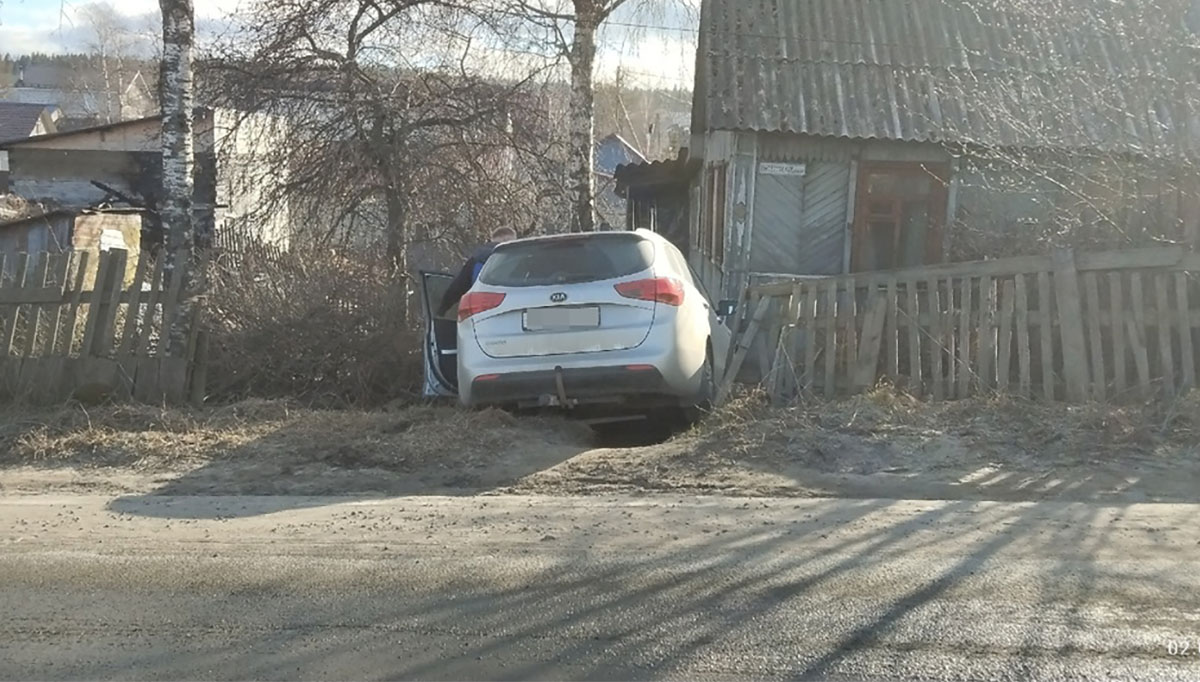 В Петрозаводске женщина на автомобиле въехала через забор в чужой двор