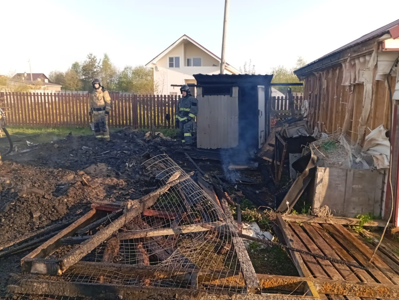 Пожар бушевал во дворе дома под Петрозаводском | 28.05.2024 | Новости  Петрозаводска - БезФормата