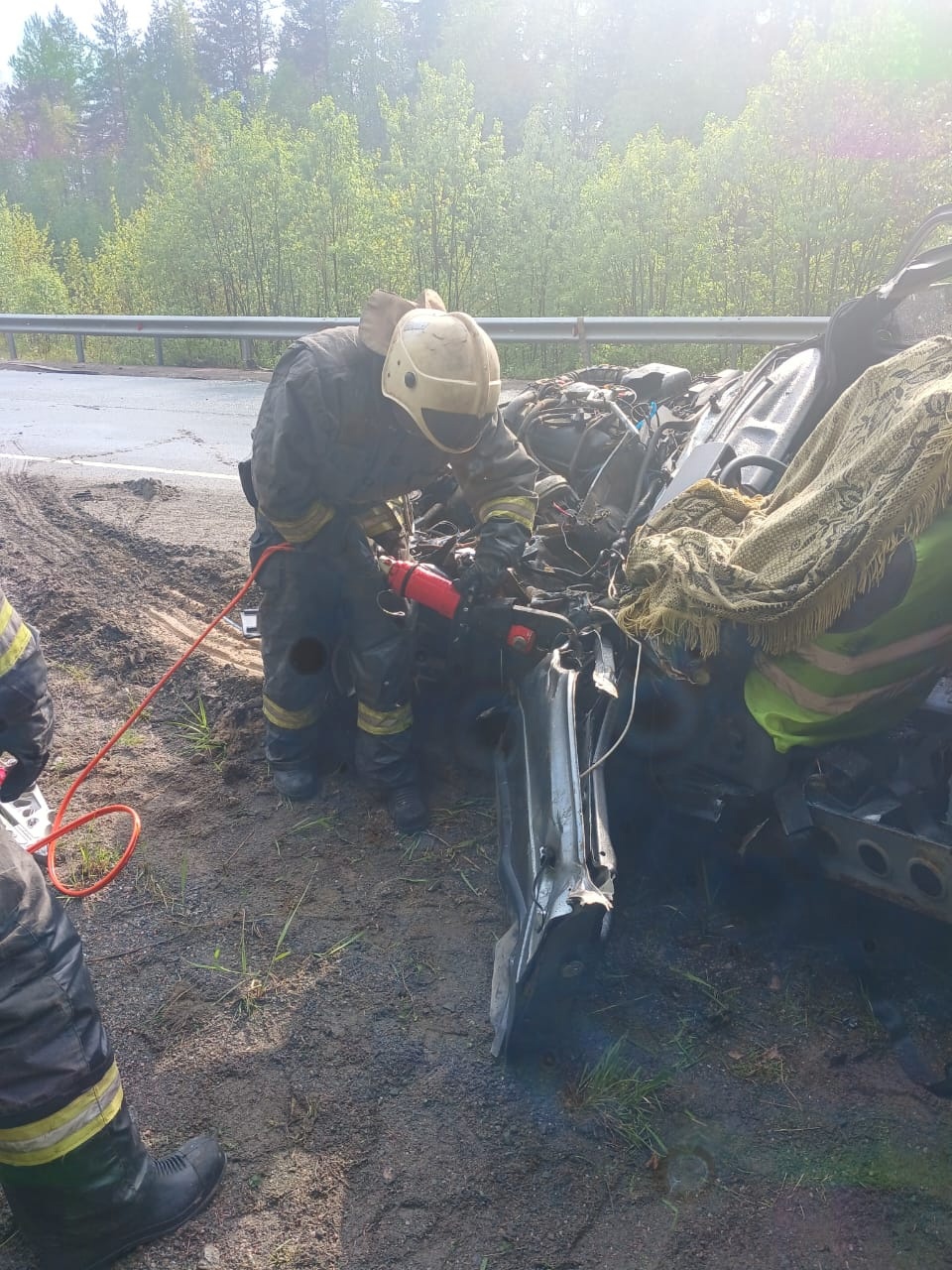 В Карелии погибшего водителя вырезали из машины | 30.05.2024 | Новости  Петрозаводска - БезФормата