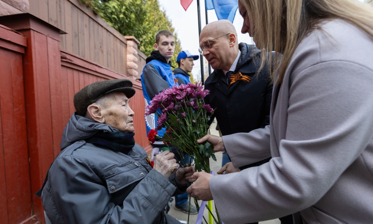 Элиссан Шандалович поздравил ветерана с наступающим Днем Победы