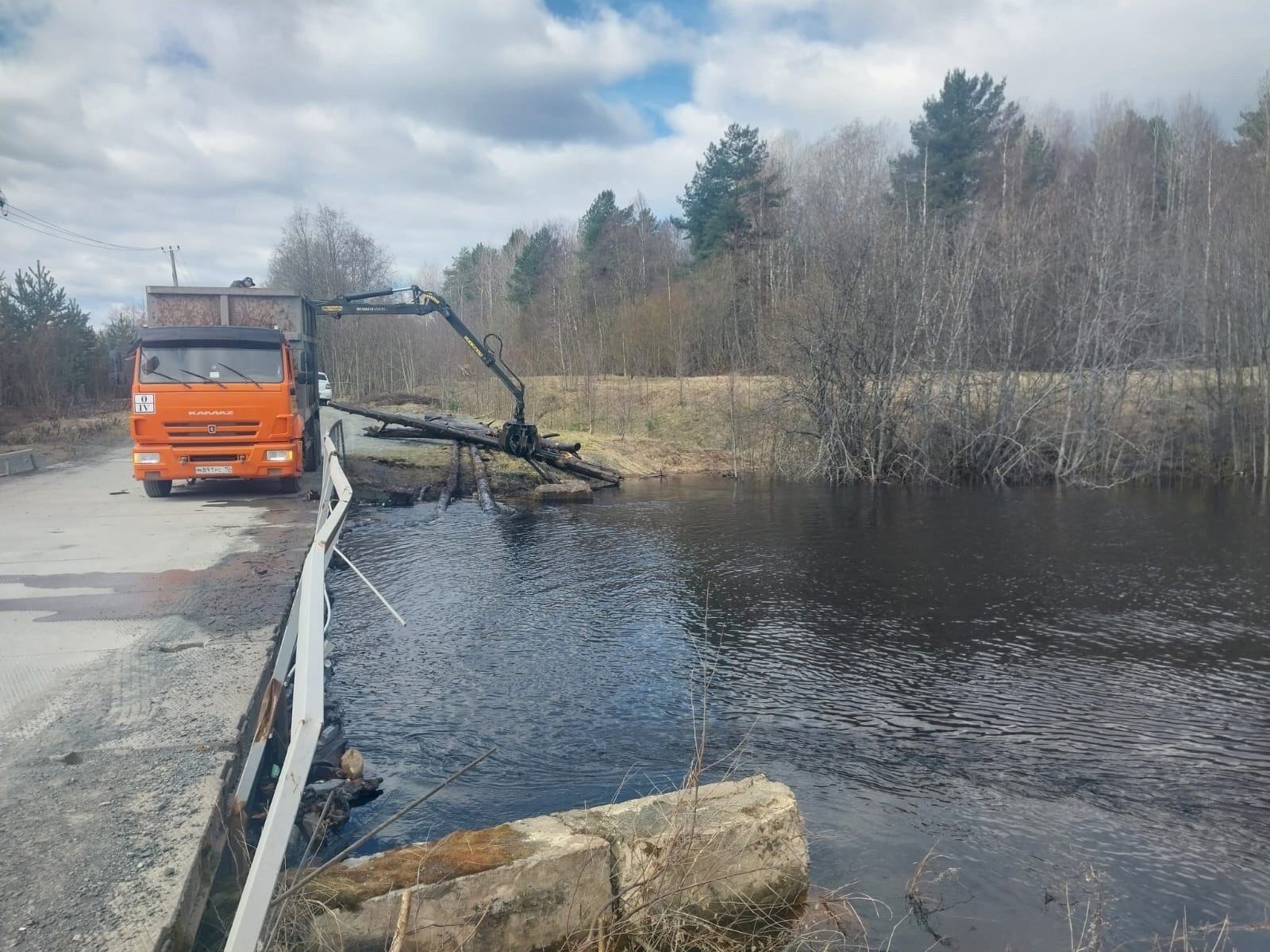 В Карелии кучу бревен убрали из реки только после затопления