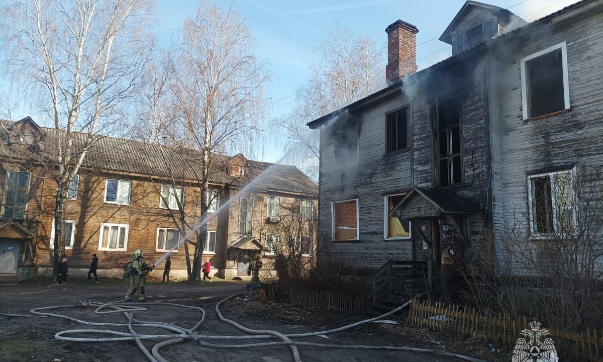 В Петрозаводске подростки подожгли два деревянных дома