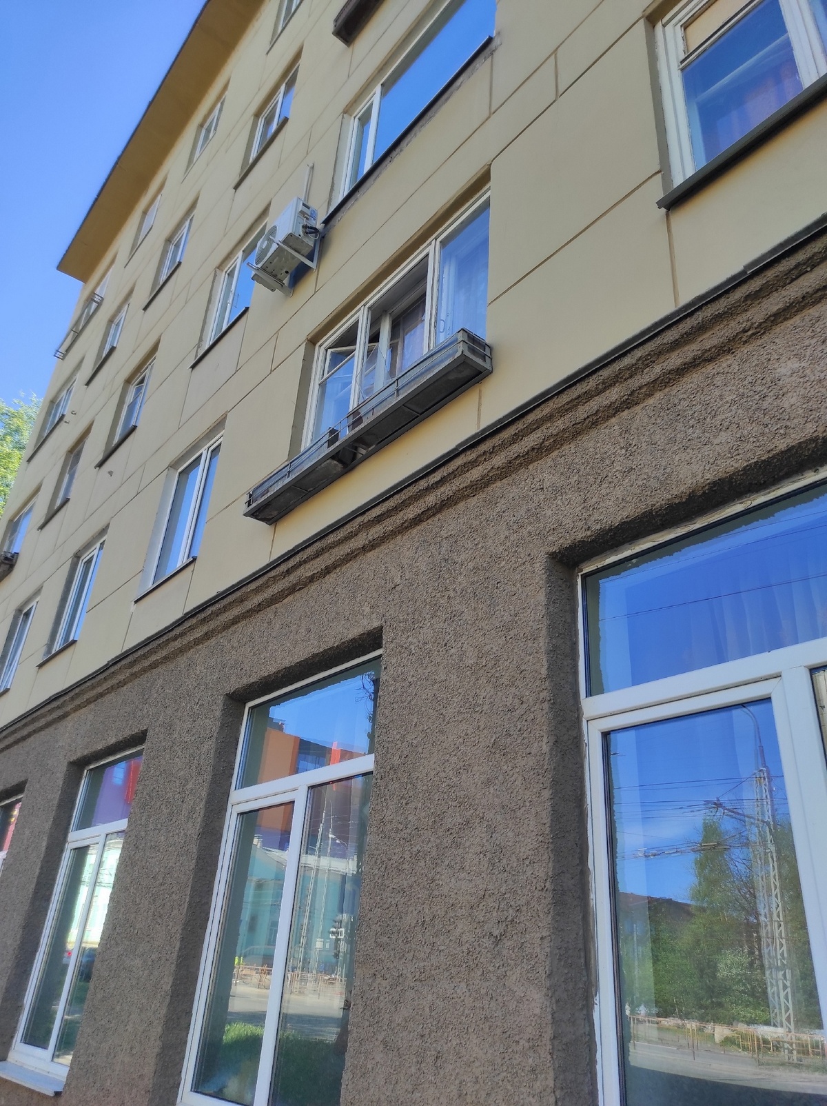 Кусок стекла повис над детской поликлиникой в Петрозаводске