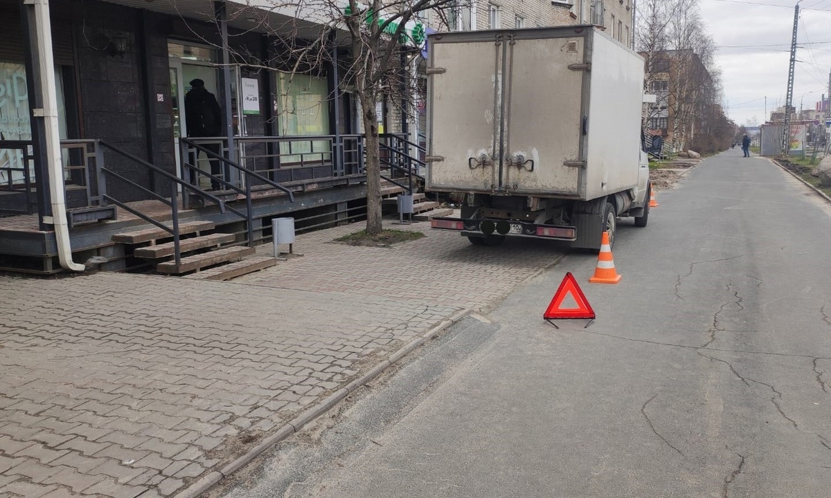 Грузовик сбил женщину на тротуаре в Петрозаводске