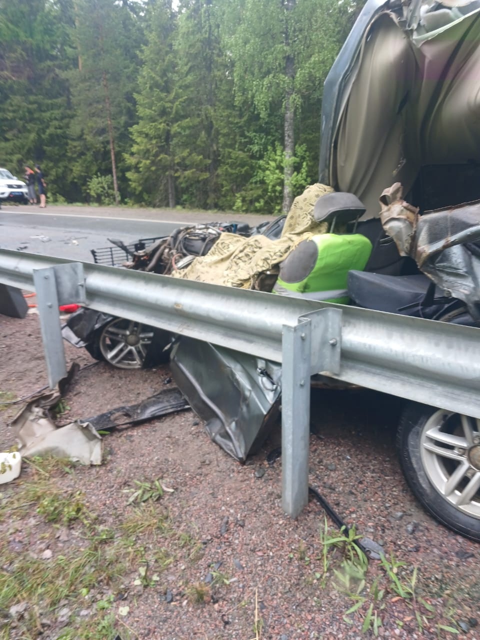 В Карелии погибшего водителя вырезали из машины