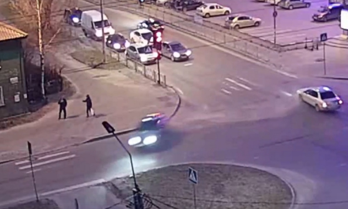 Жесткое ДТП в Петрозаводске: автомобиль развернуло на 180 градусов на дороге