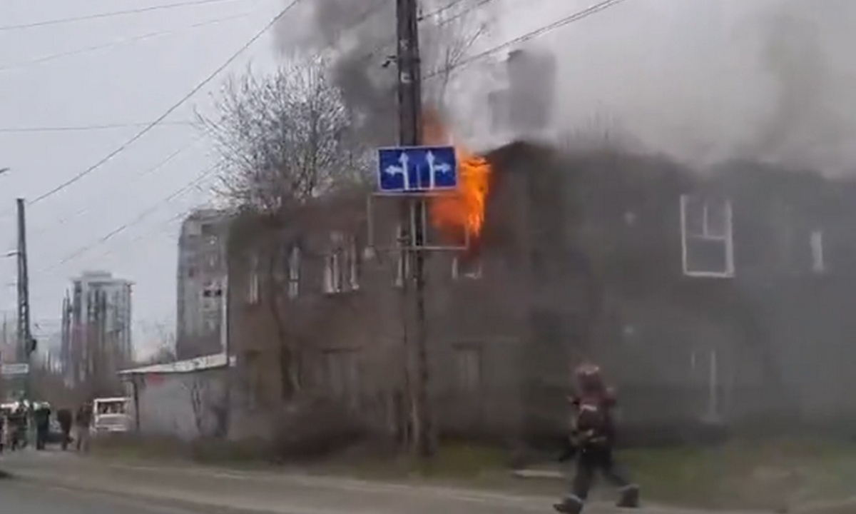 Появились кадры с места пожара в Петрозаводске