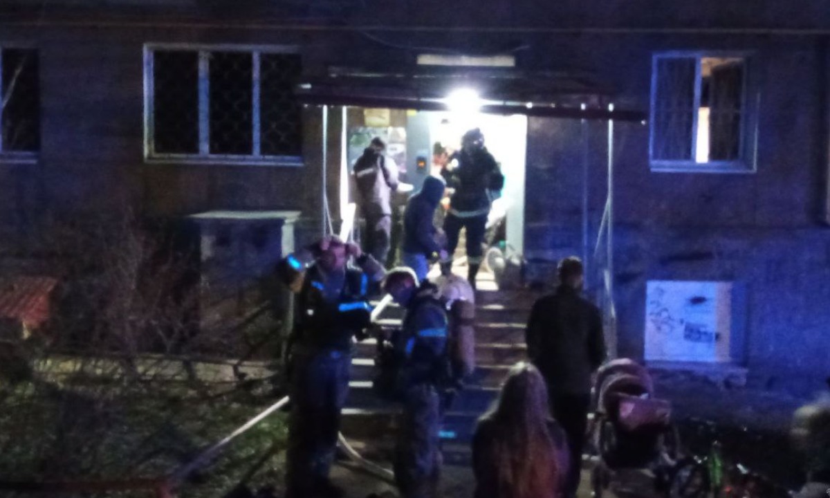 Из загоревшейся многоэтажки в Петрозаводске эвакуировали 25 человек
