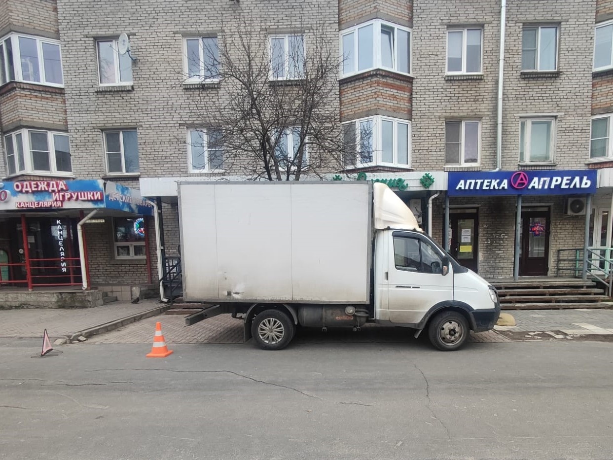 Грузовик сбил женщину на тротуаре в Петрозаводске | 06.05.2024 | Новости  Петрозаводска - БезФормата