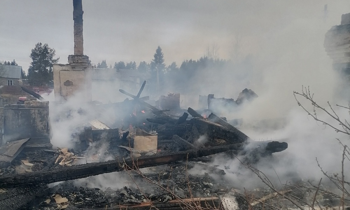 Появились фото страшного пожара в Карелии, на котором погиб человек