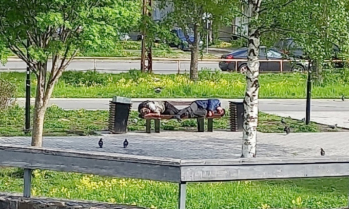 В российском городе людям запретили лежать на лавочках