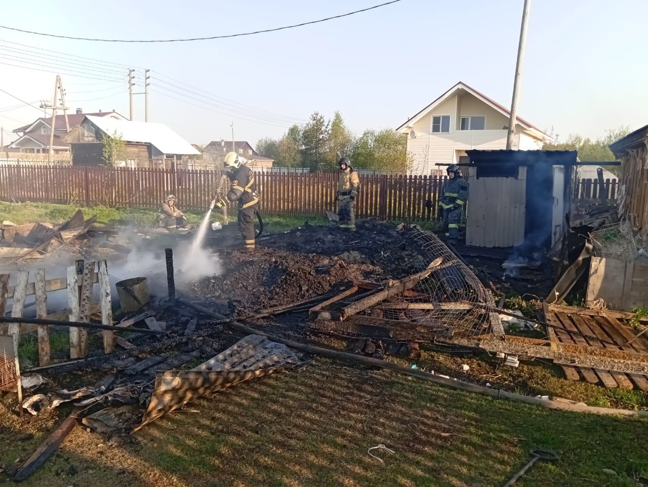 Пожар бушевал во дворе дома под Петрозаводском | 28.05.2024 | Новости  Петрозаводска - БезФормата