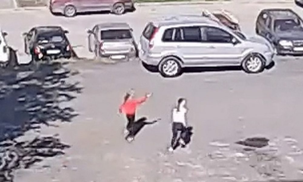 Девочки поцарапали автомобиль во дворе Петрозаводска