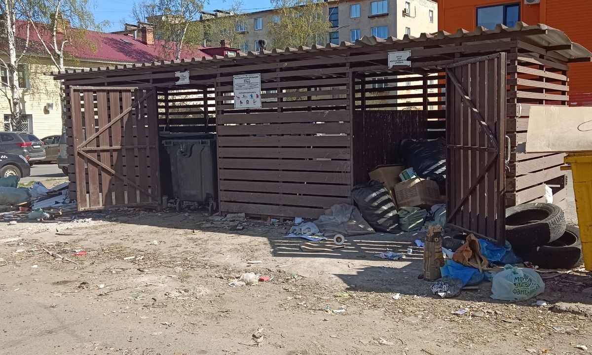 «К туристическому сезону город готов!» Грязная мусорная площадка встречает гостей Петрозаводска