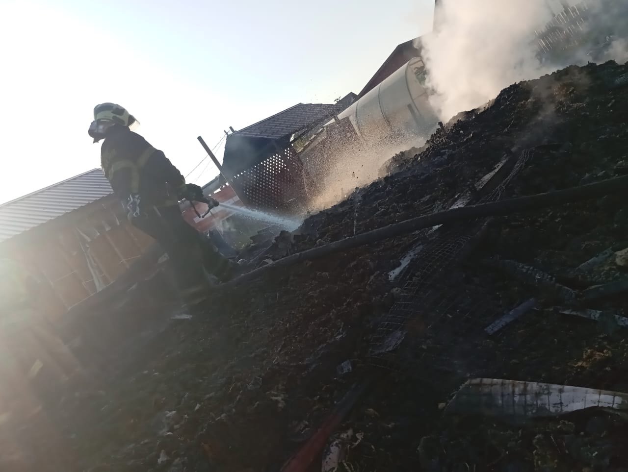 Пожар бушевал во дворе дома под Петрозаводском | 28.05.2024 | Новости  Петрозаводска - БезФормата