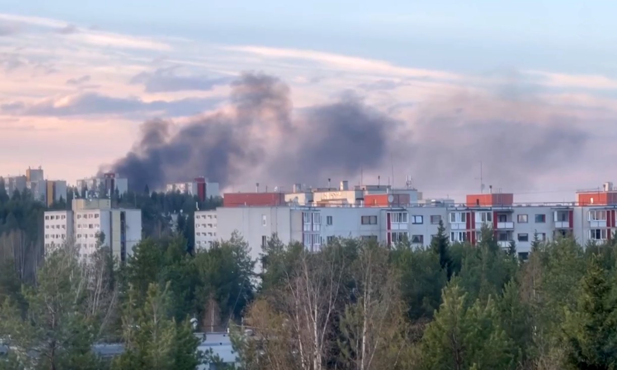 В карельском городе произошли взрыв и сильный пожар