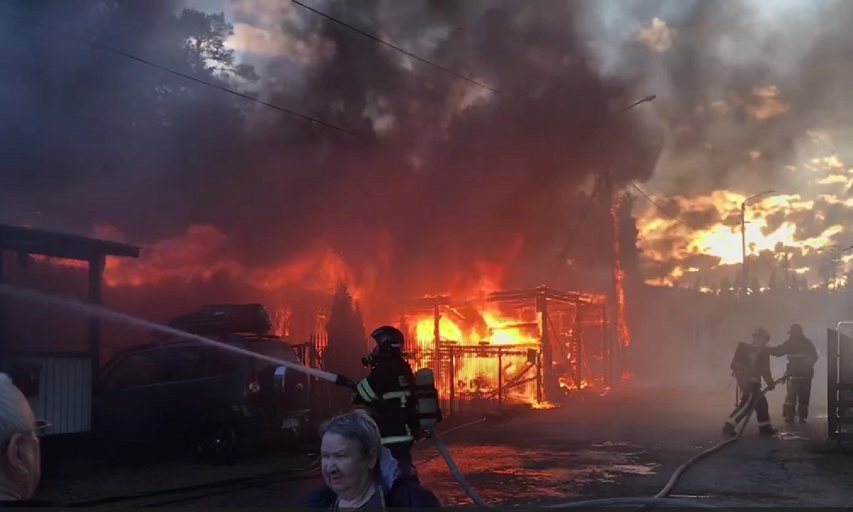 В карельском городе произошли взрыв и сильный пожар