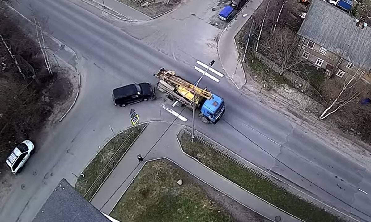 В Петрозаводске автовышка протаранила внедорожник на пустой дороге