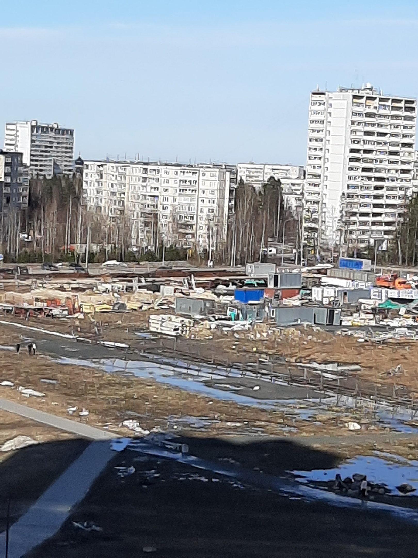 Жители новых домов в Петрозаводске четыре года любуются на лужу и помойку