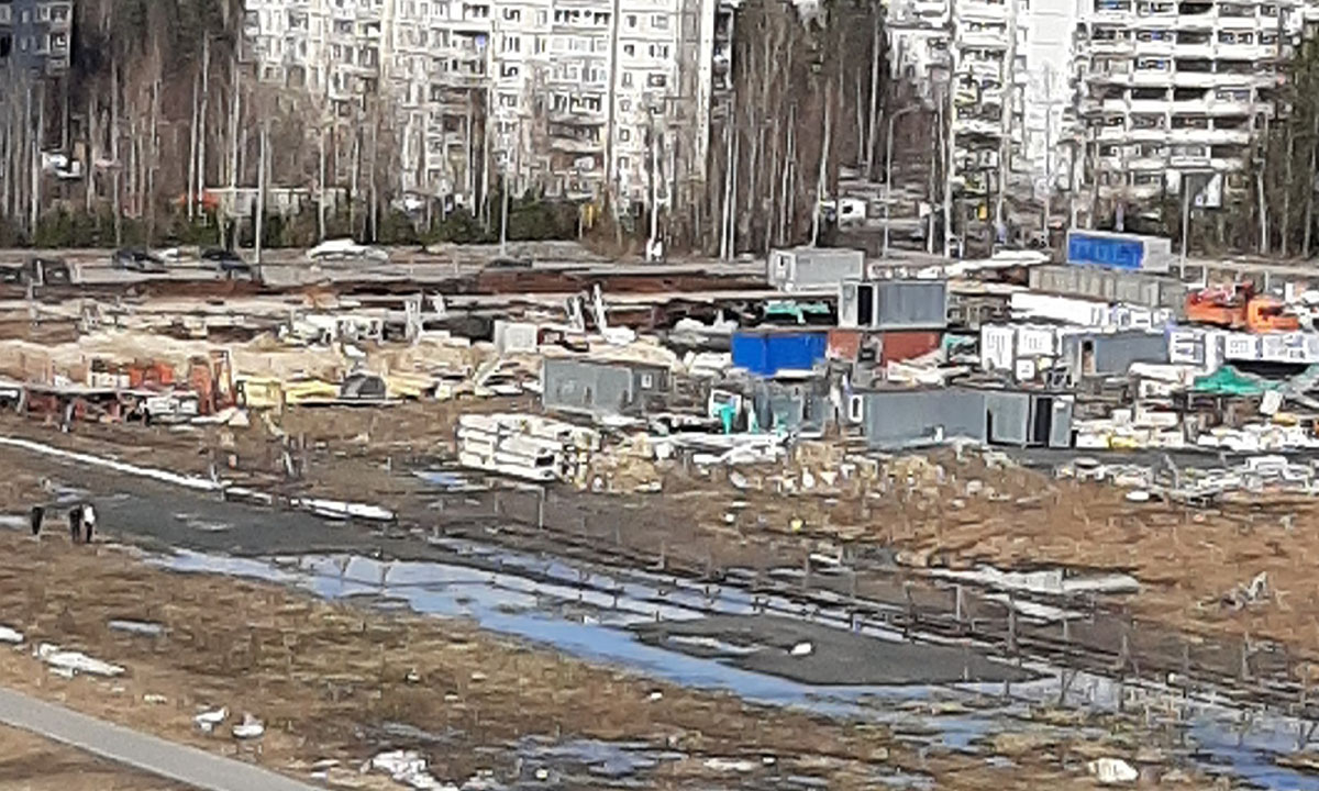 Жители новых домов в Петрозаводске четыре года любуются на лужу и помойку