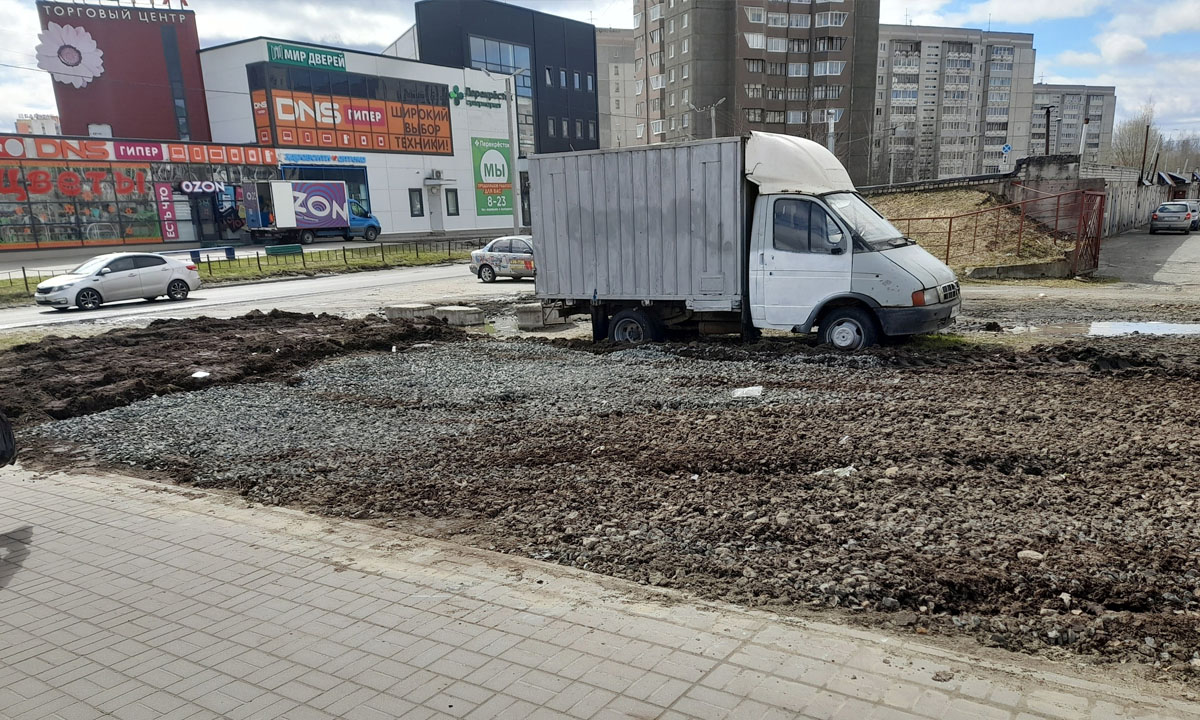 Город барыг». Жители Петрозаводска требуют вернуть газон и деревья, которые  уничтожили, чтобы поставить ларьки