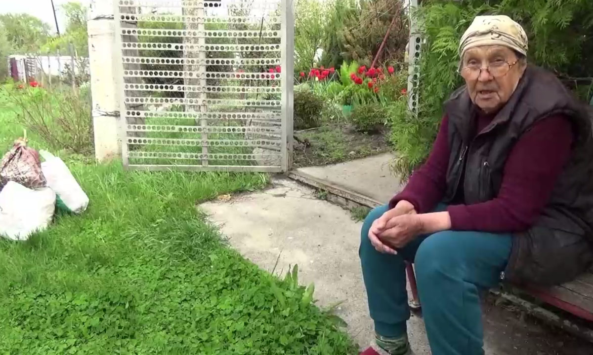 «Мусорная мафия». 81-летнюю бабушку заставляют вывозить мусор за 7 километров от дома