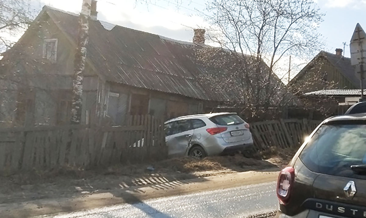 В Петрозаводске женщина на автомобиле въехала через забор в чужой двор