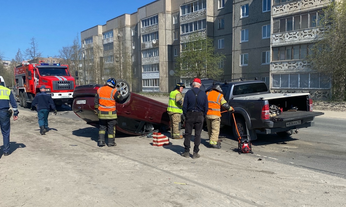 Автомобиль перевернулся на крышу после ДТП в Петрозаводске