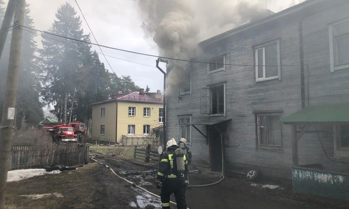 В Карелии загорелся жилой дом: с огнем борются в эти минуты