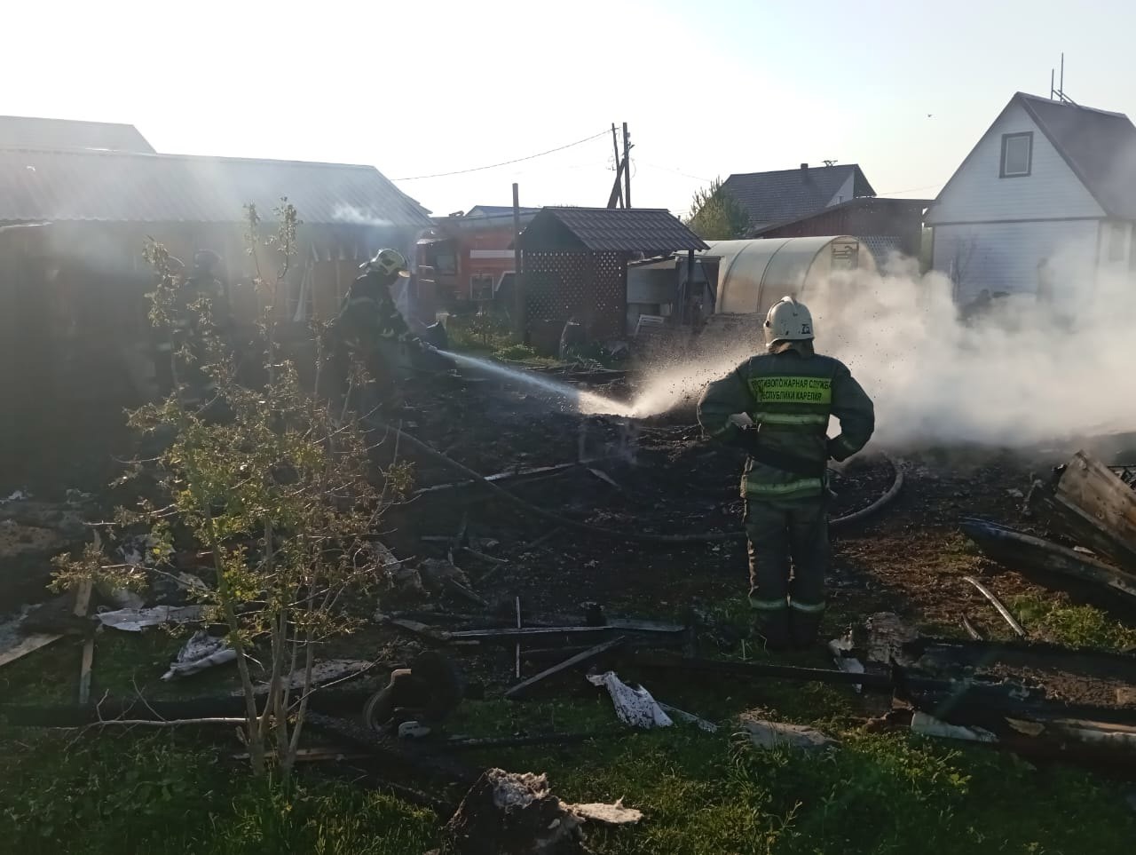 Пожар бушевал во дворе дома под Петрозаводском | 28.05.2024 | Новости  Петрозаводска - БезФормата