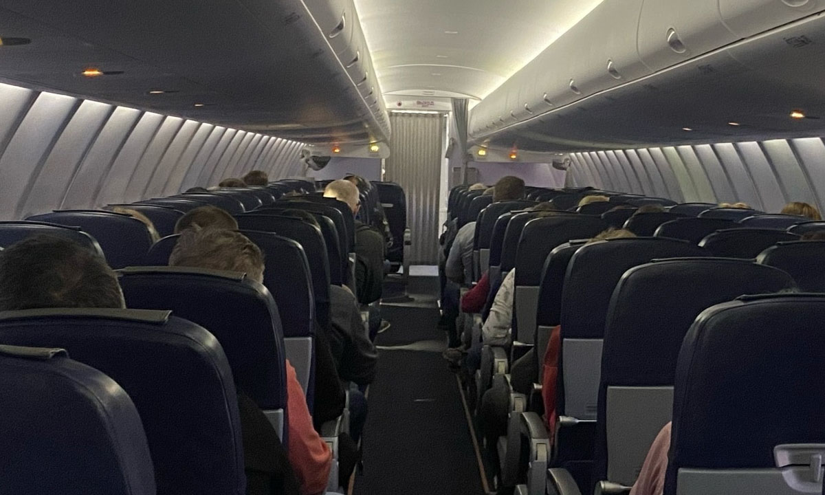 «Резко вниз». Пассажир рассказал, что происходило на борту самолета, пропавшего с радаров