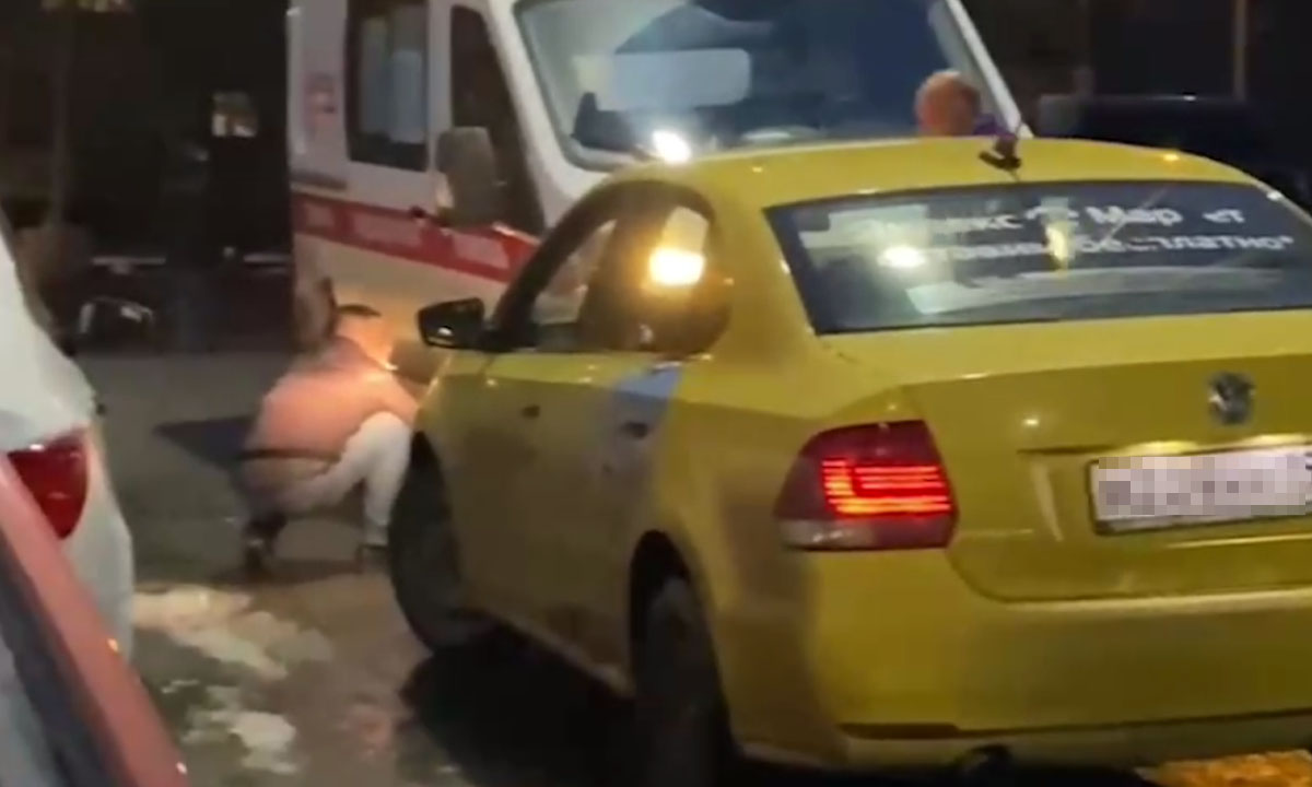 Таксист проткнул колеса «скорой», в которой находилась пациентка
