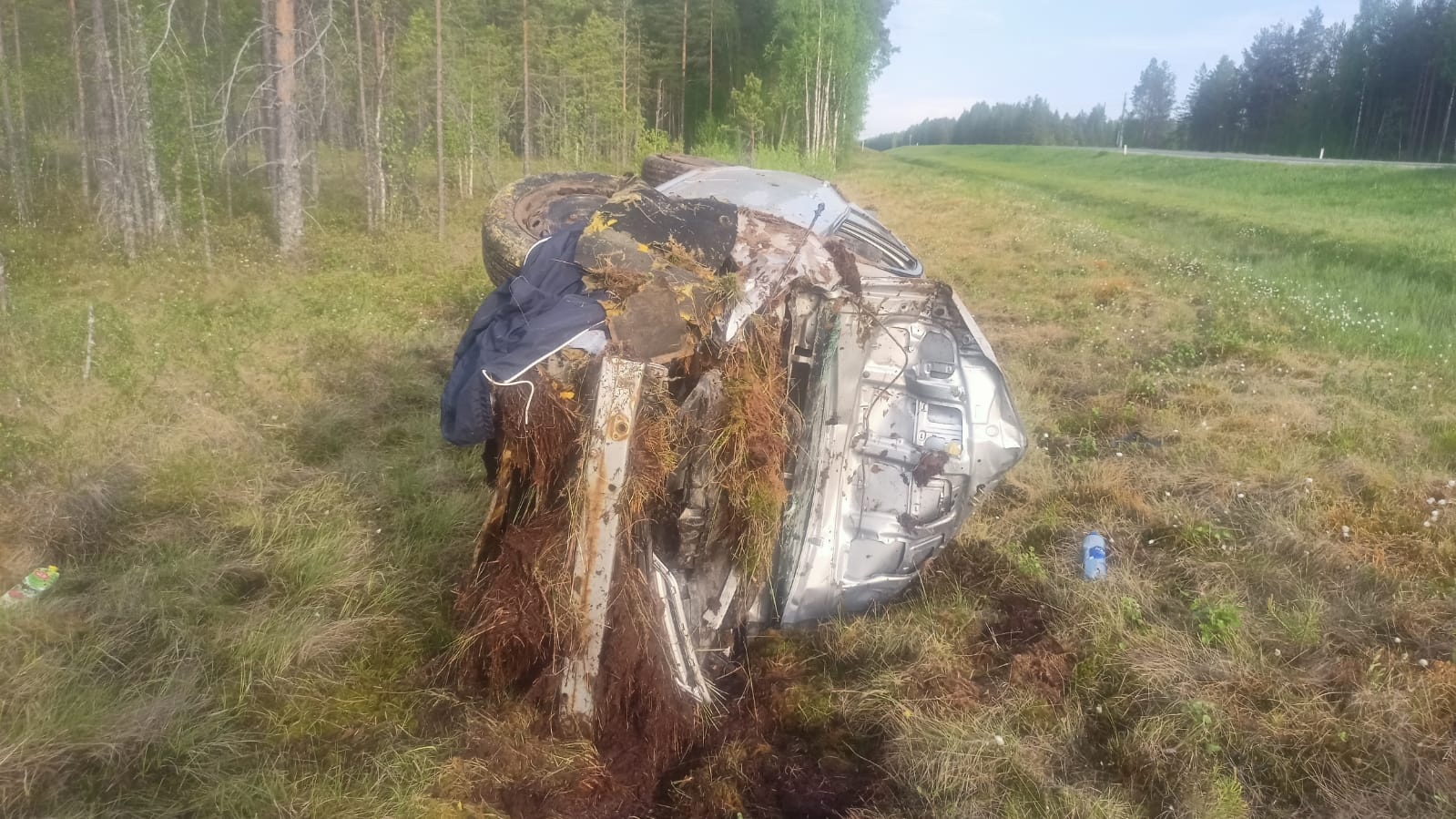 В Карелии автомобиль вылетел в кювет и перевернулся