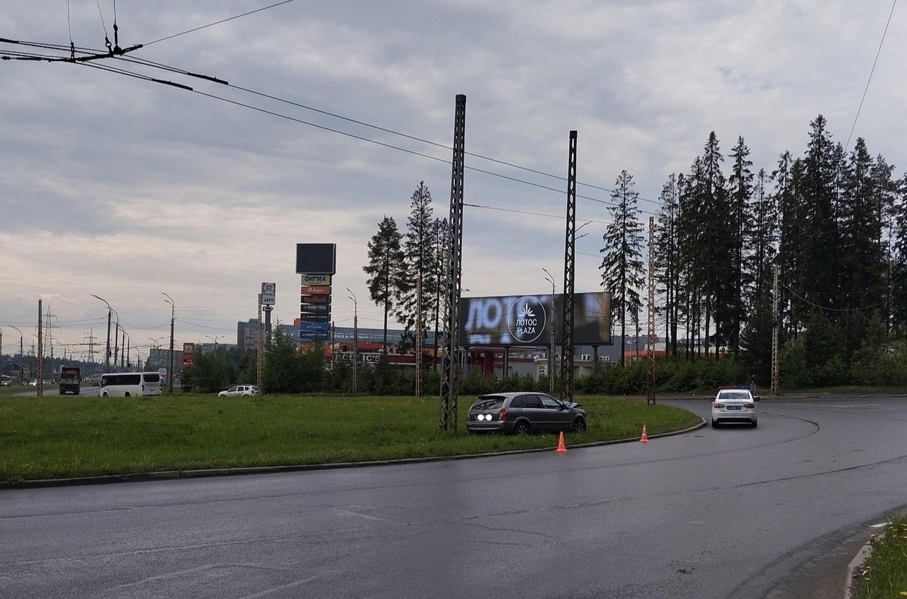 В Петрозаводске туристы влетели в столб на пустой дороге | 04.06.2024 |  Новости Петрозаводска - БезФормата