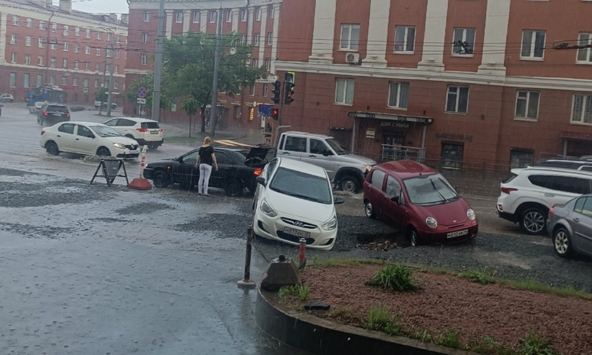 В центре Петрозаводска машины начали проваливаться под землю