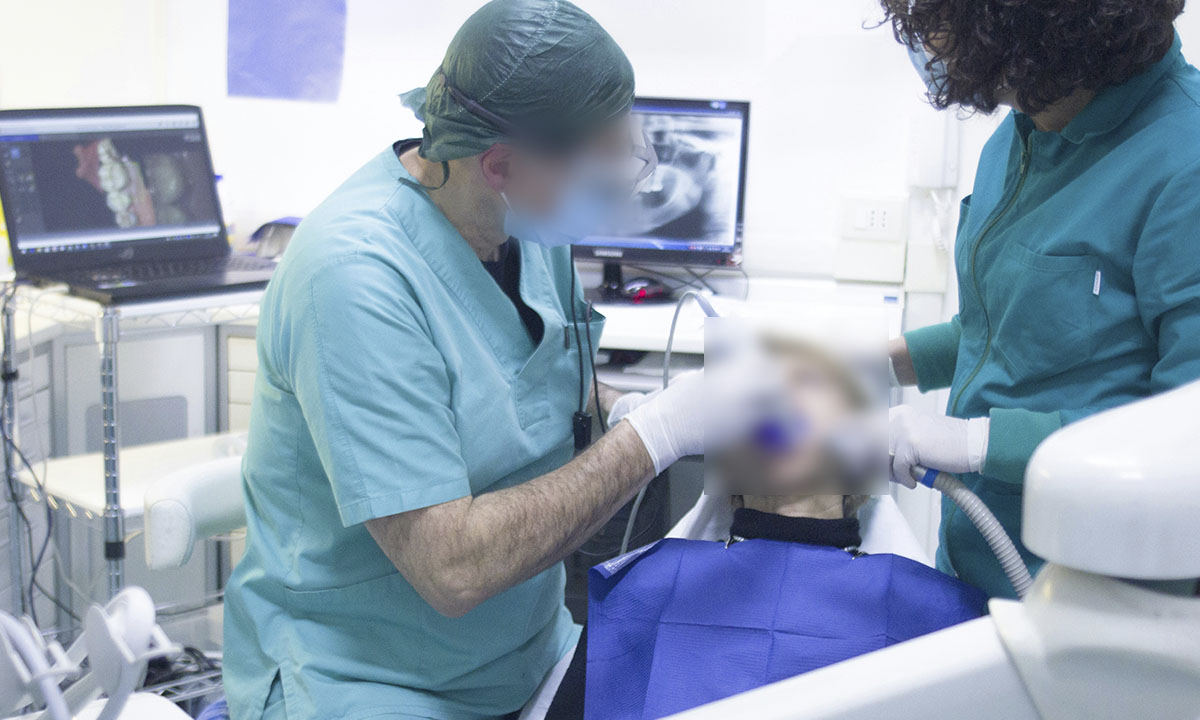 Двух врачей посадили за смерть двухлетнего ребенка, которому лечили зубы