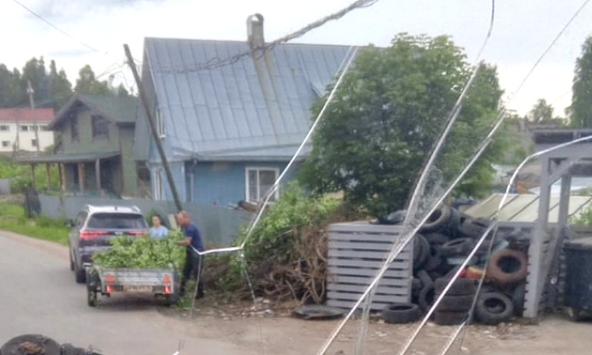 В  Карелии продолжают заваливать мусором пожарный гидрант