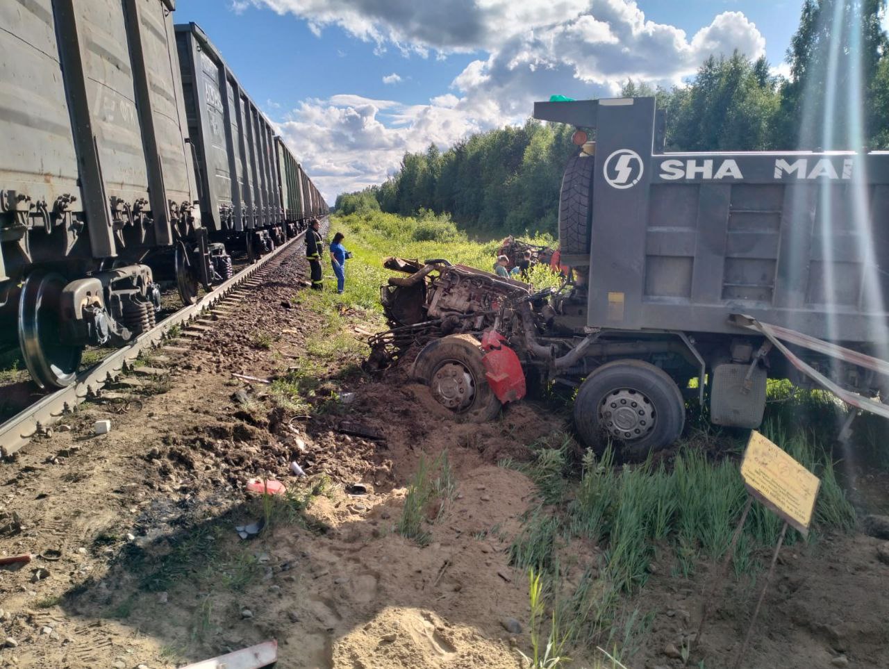 В Карелии грузовик столкнулся с поездом: есть пострадавший