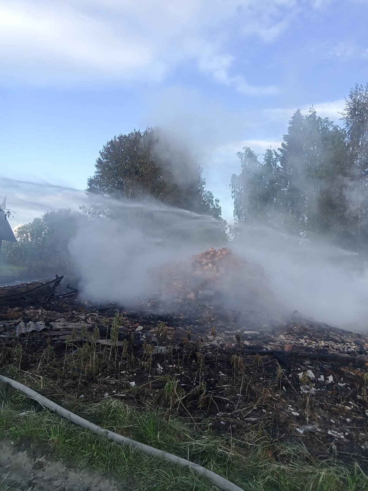 В Карелии страшный пожар уничтожил старинный дом | 04.06.2024 | Новости  Петрозаводска - БезФормата