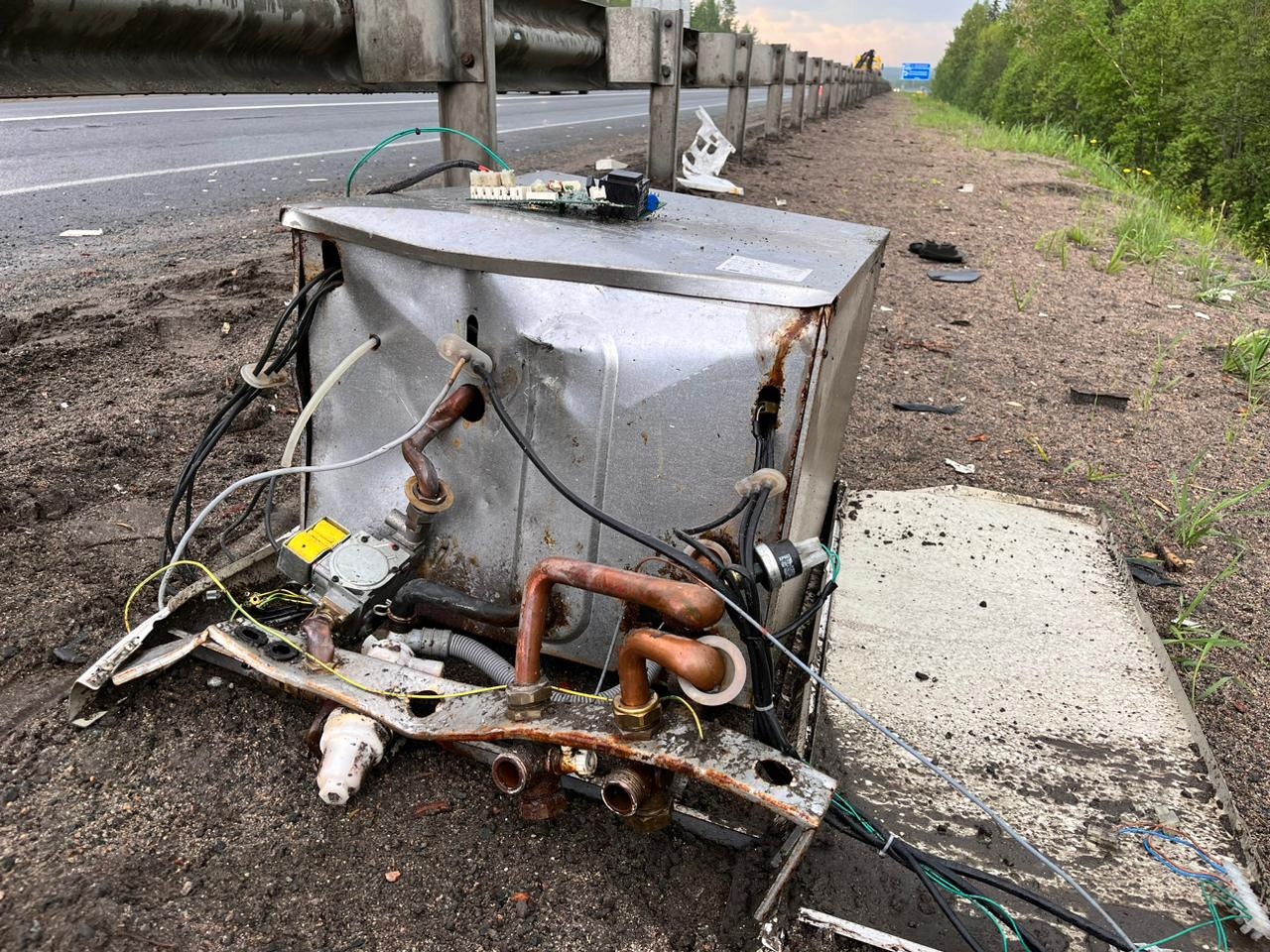 В Карелии на трассе водитель влетела в огромный самогонный аппарат |  03.06.2024 | Новости Петрозаводска - БезФормата