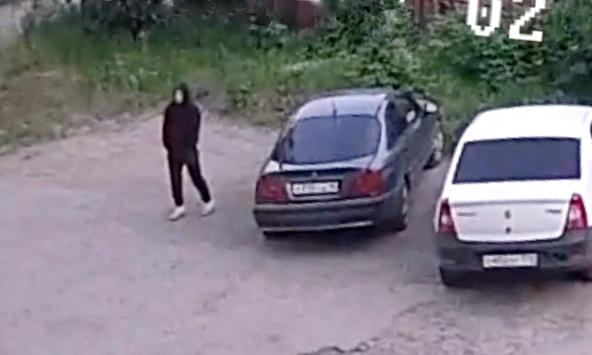 Камера запечатлела, как угнали автомобиль в Петрозаводске
