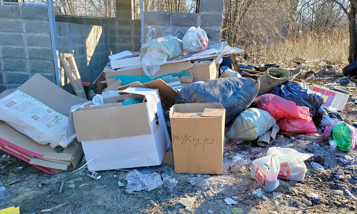 Жители Карелии отыскали на мусорной свалке новые вещи, которые выбросил ребенок