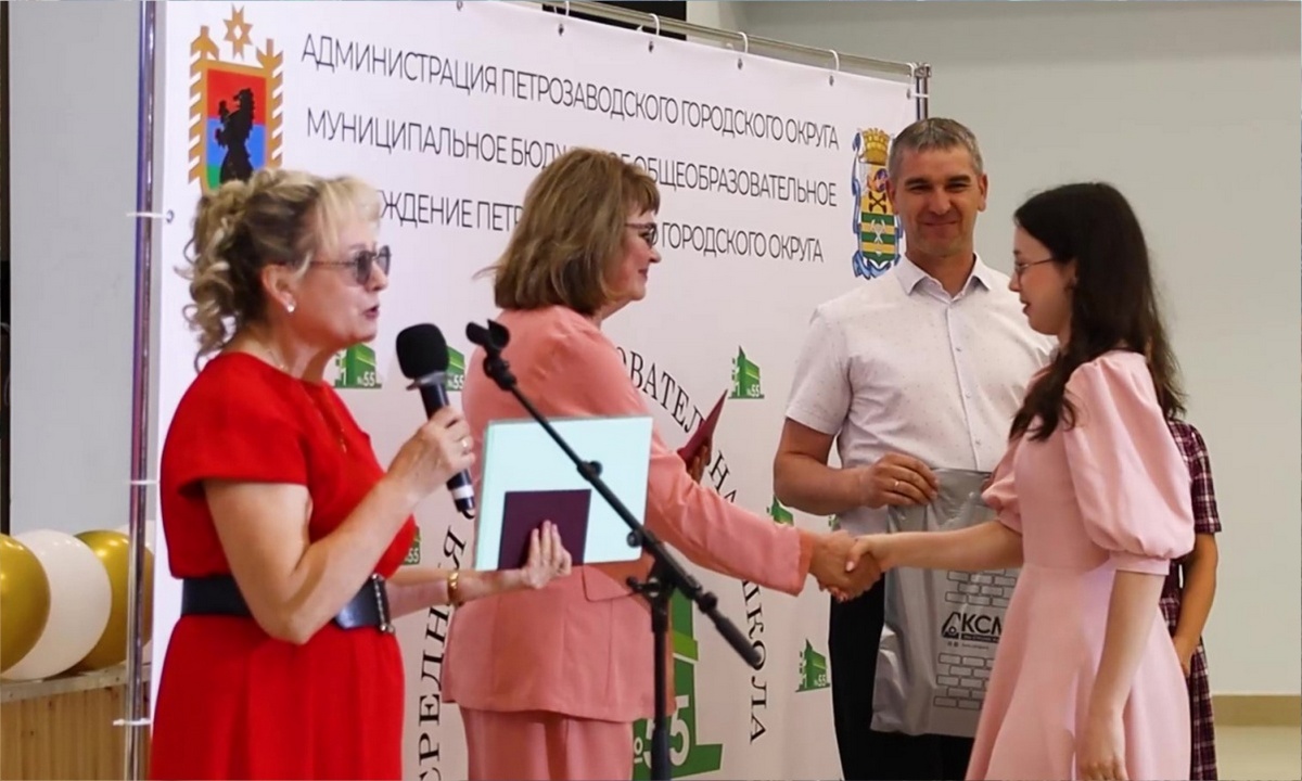 Первым выпускникам новой школы №55 в Петрозаводске вручены аттестаты
