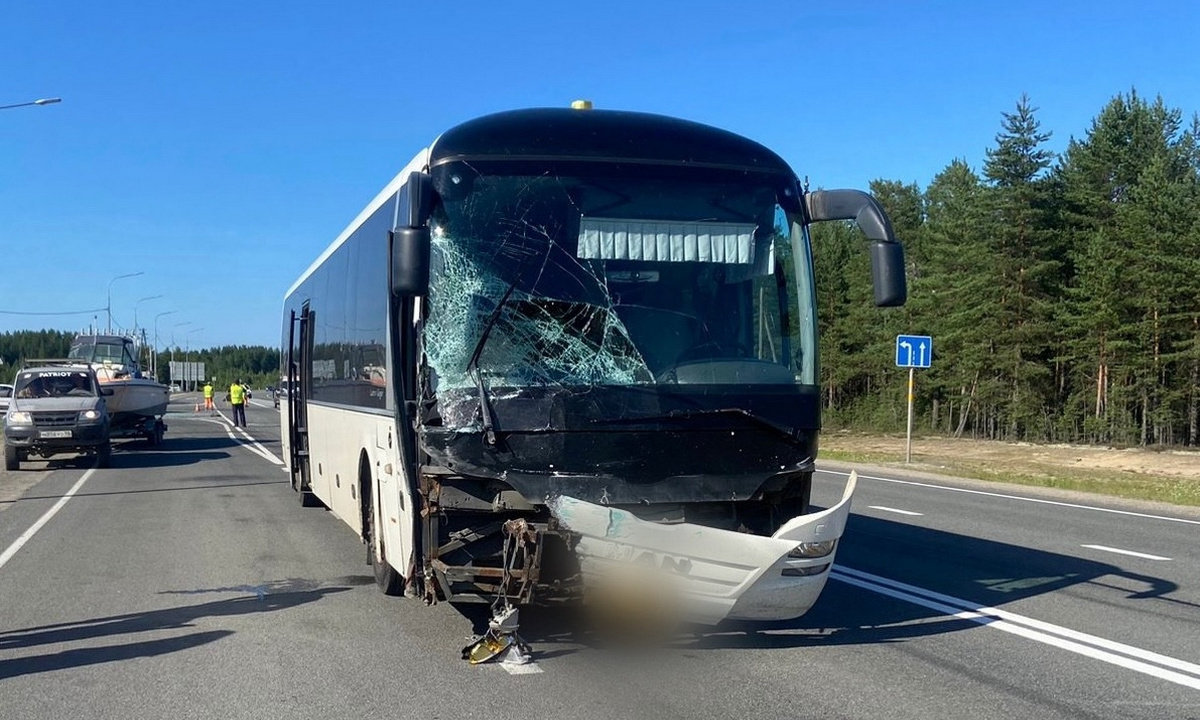 Рейсовый автобус с пассажирами попал в аварию на трассе в Карелии