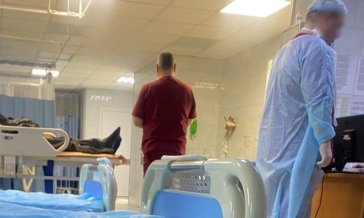 «Заколебалась работать». В Петрозаводске беременная пациентка пожаловалась на курящих сотрудников больницы
