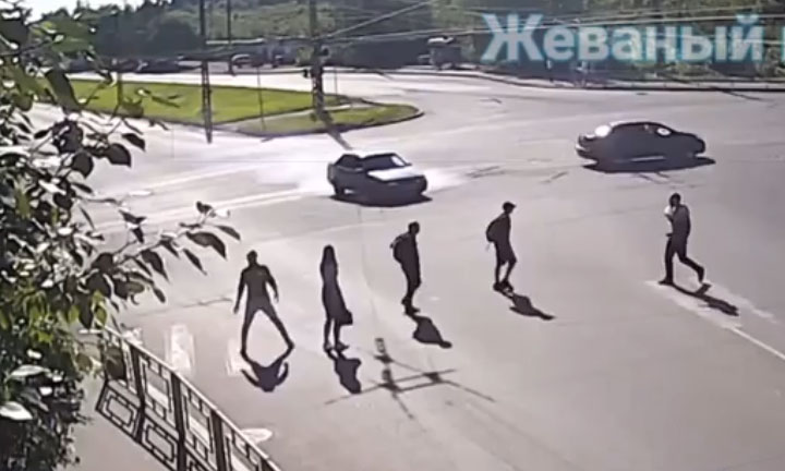 В Петрозаводске водитель спас пешеходов, которых чуть не снесли на «зебре»