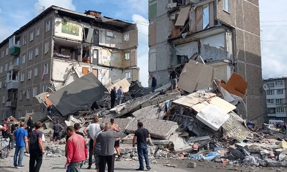 Четыре человека, в том числе два ребенка, погибли при взрыве в многоэтажке